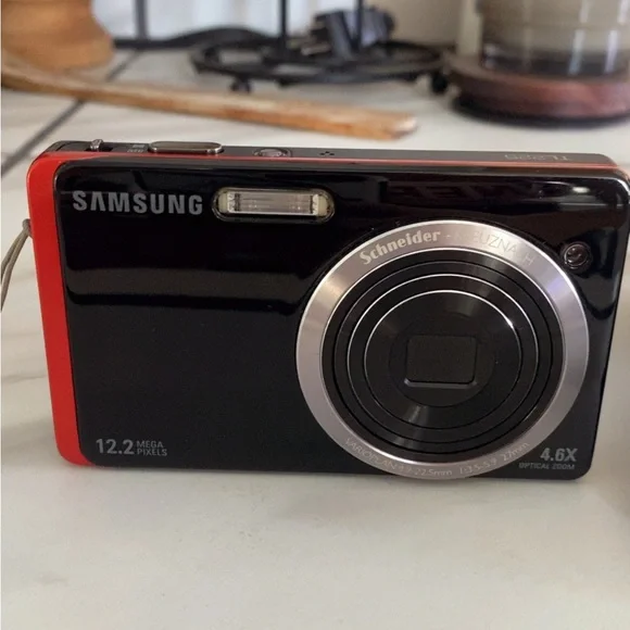 Samsung Digital Camera - Black and Red - Picture 2 of 6